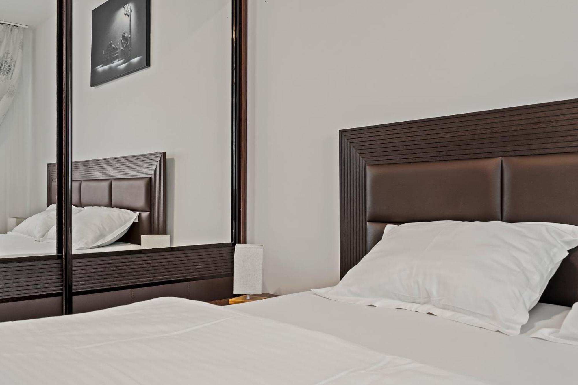 Apartament De Lux Drumul Taberei Bukarest Exteriör bild